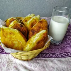 Жареные пирожки с яйцом и луком