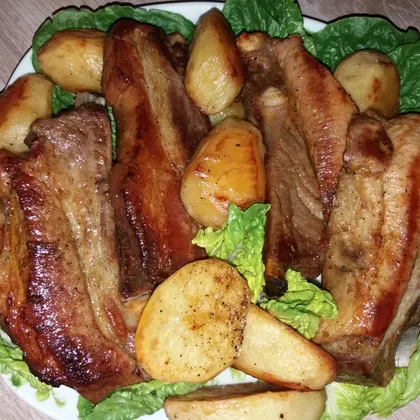 Свиные рёбра в духовке с картошкой