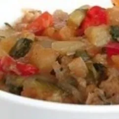 Жареные с баклажанами и овощами окорочка