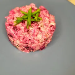 Свекольный салат с курицей и маринованными огурцами