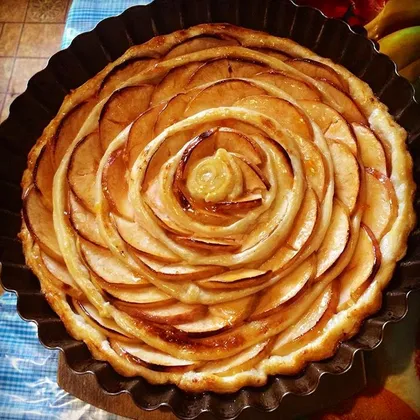 Яблочный пирог из слоёного теста с малиновым пудингом
