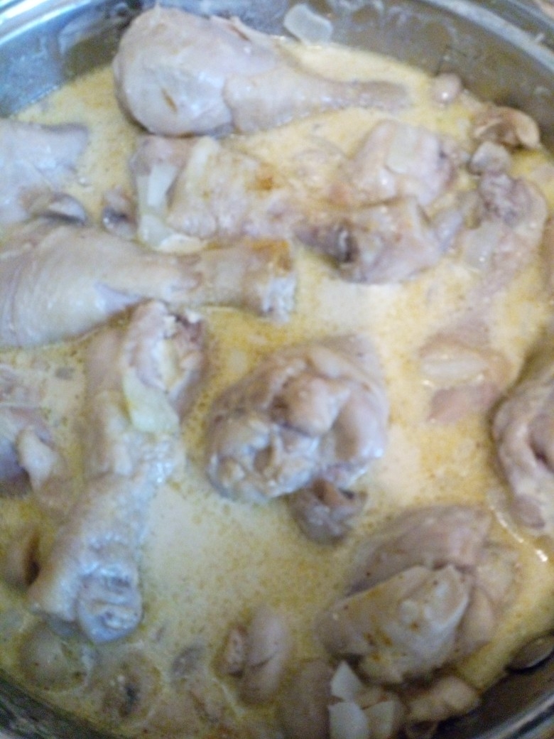 Куриные голени, тушённые с шампиньонами и сметаной
