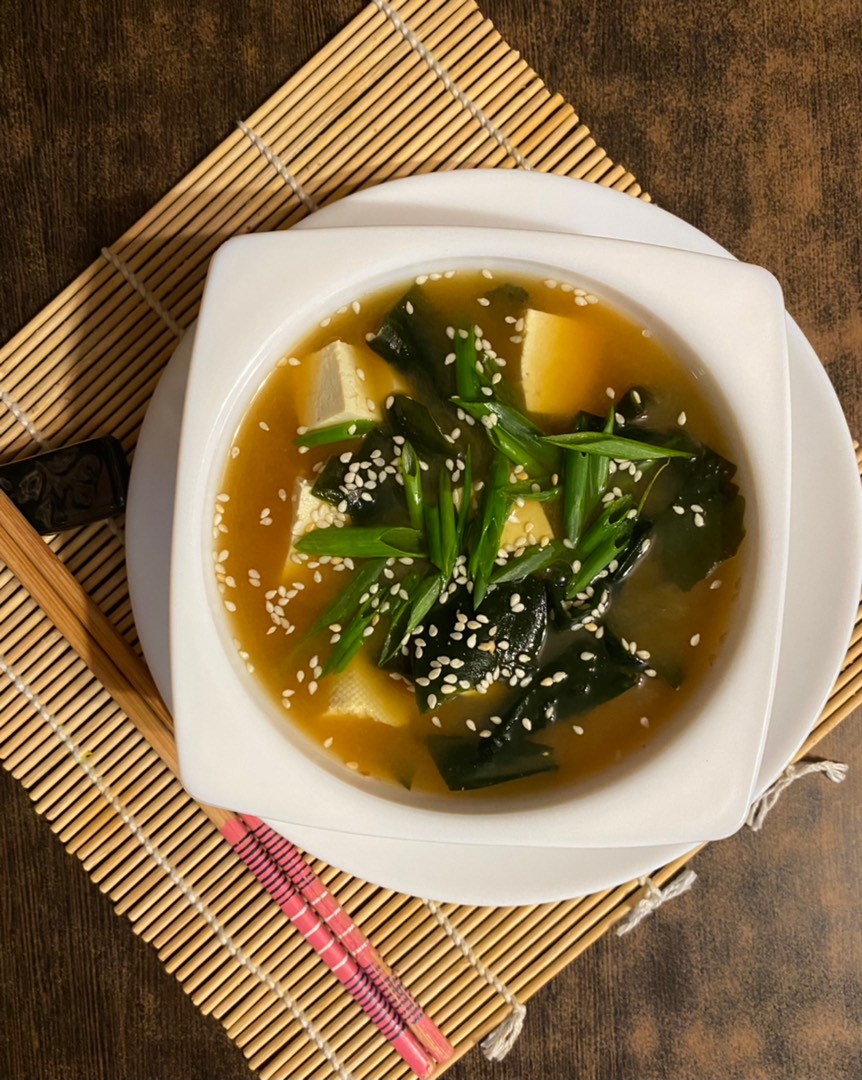 🇯🇵 Мисосиру 味噌汁, мисо суп с сыром Тофу и водорослями Вакаме