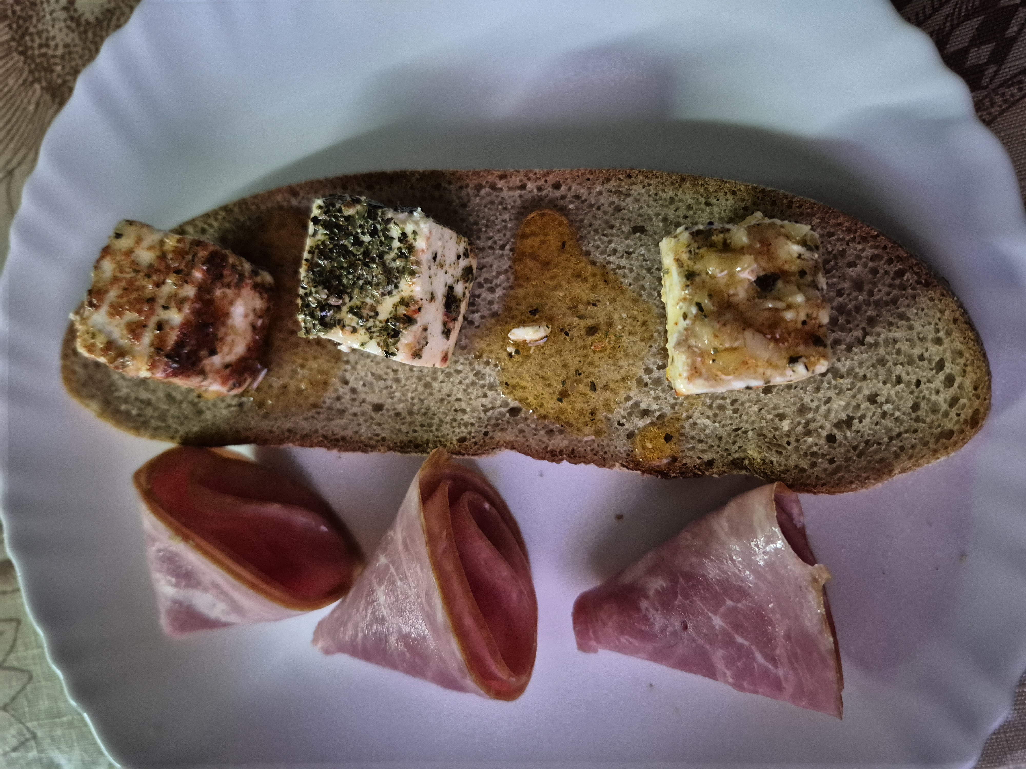 Греческий сыр в масле с приправами