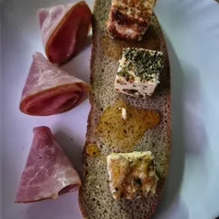 Греческий сыр в масле с приправами