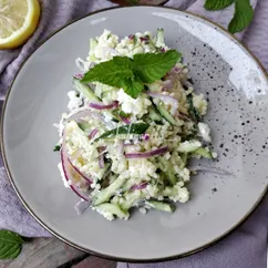 Салат из кускуса с огурцами и фетой