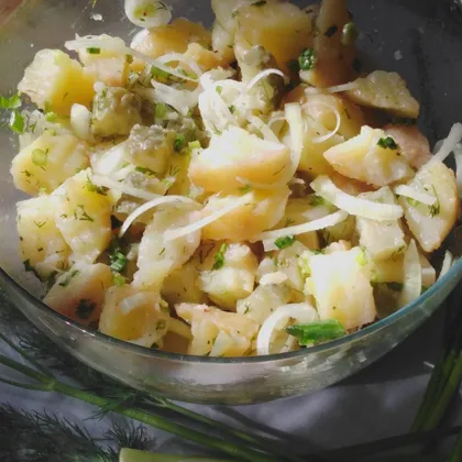 Картофельный салат с маринованными огурцами