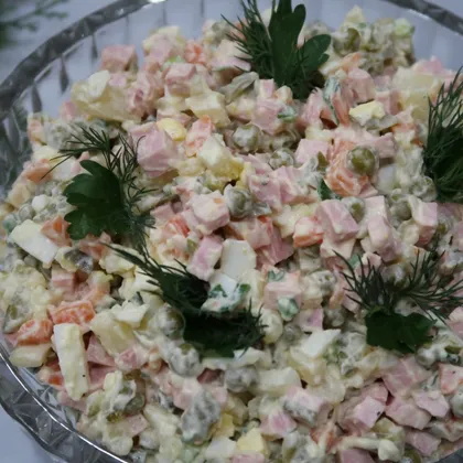 Салат «Оливье» классический!
Самый популярный новогодний и праздничный салат!