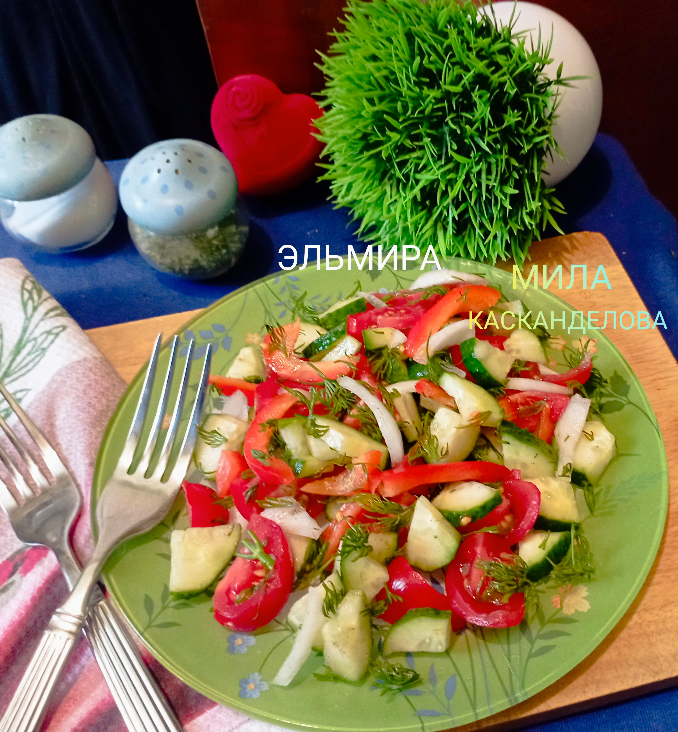 Лёгкий салат с помидорами черри, огурцами и луком 