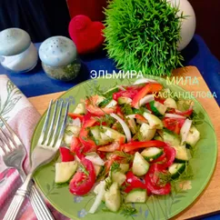 Лёгкий салат с помидорами черри, огурцами и луком 