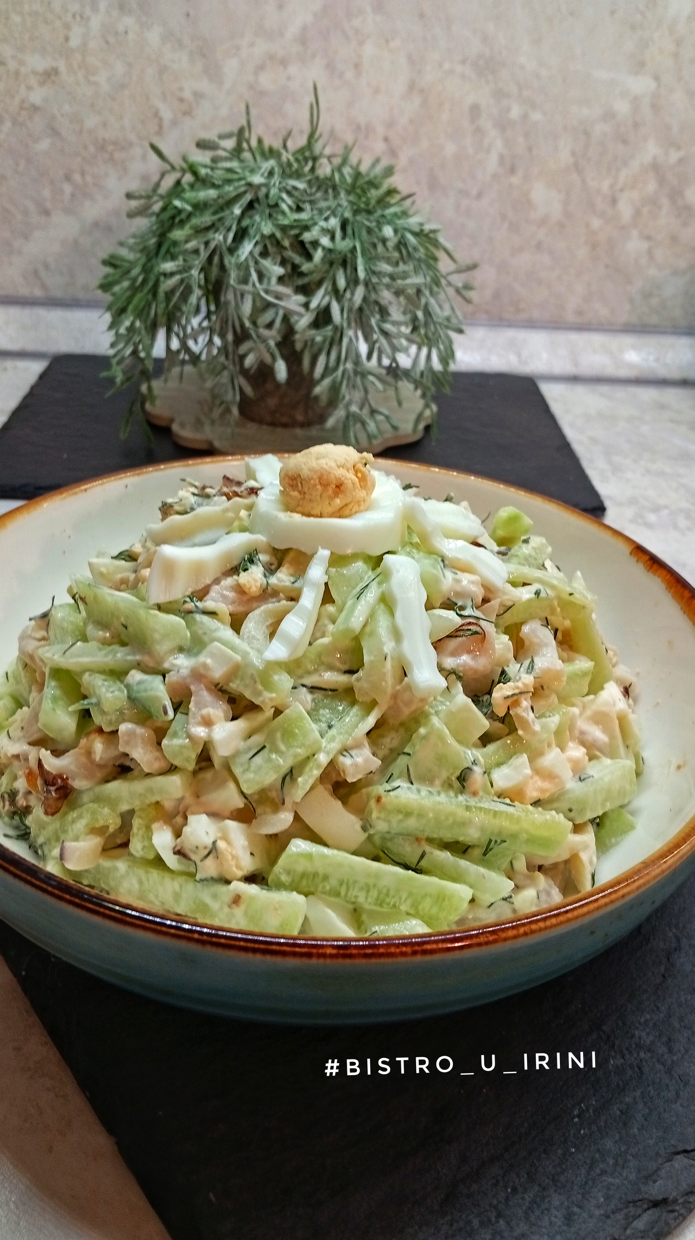 Салат с кальмарами, огурцом и яйцом