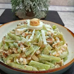 Салат с кальмарами, огурцом и яйцом