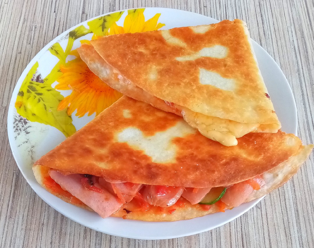 🌮Кесадилья с сосиской, огурцом и сыром