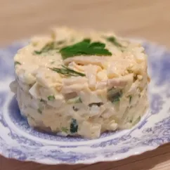 Салат с кальмарами, сыром и чесноком