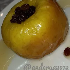 Печёное яблоко с изюмом и мёдом