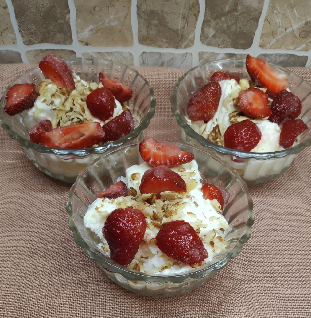Пломбир с клубникой и грецкими орехами 🍧
