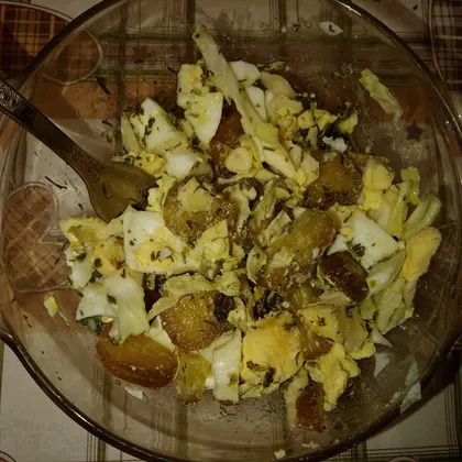 Капустный салат с яйцом и маринованным огурцом