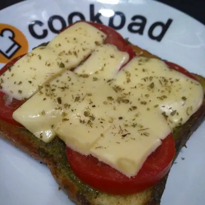 Горячий тост с песто и помидорами