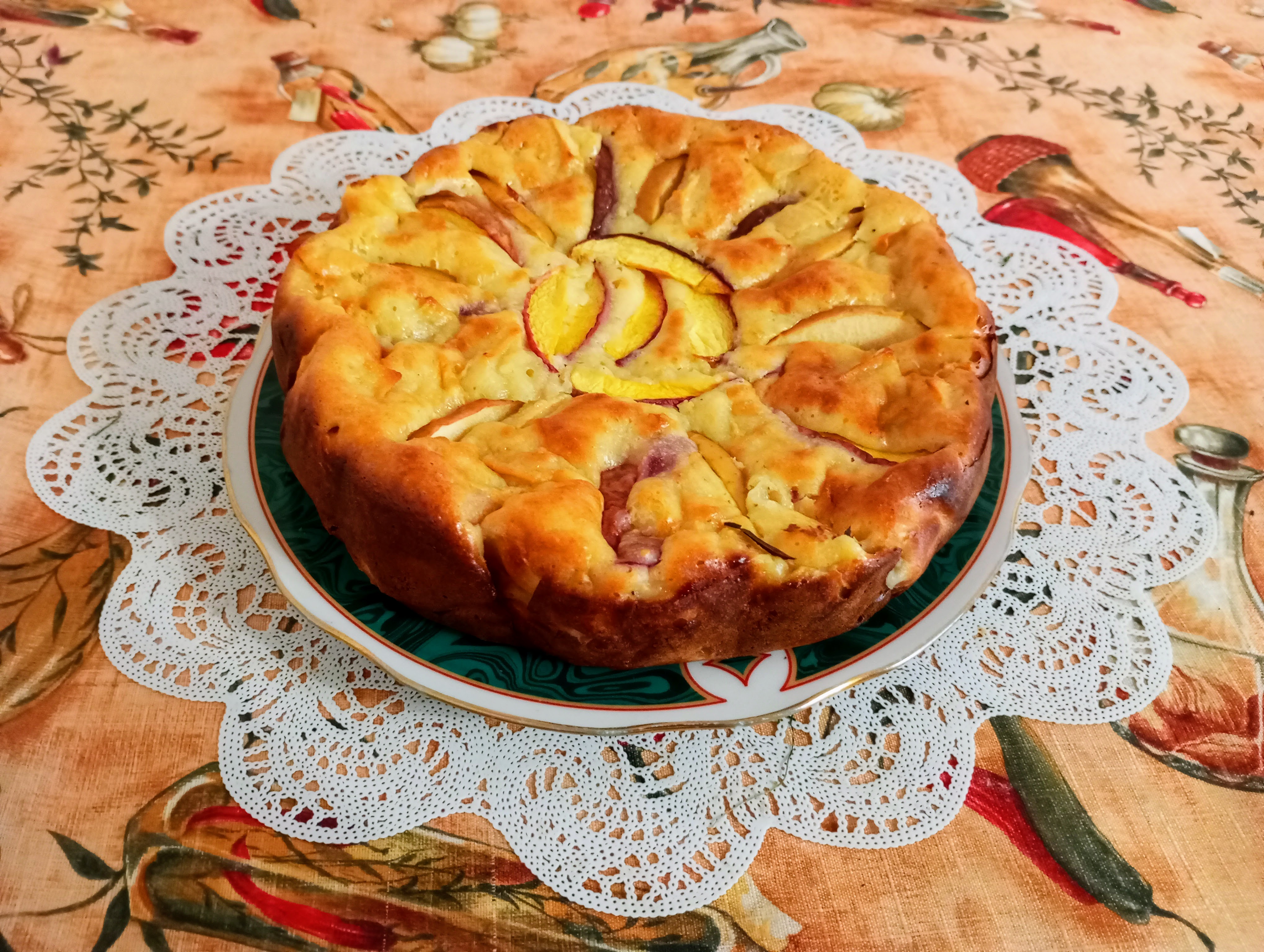 Творожная шарлотка с яблоками и нектаринами