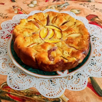 Творожная шарлотка с яблоками и нектаринами