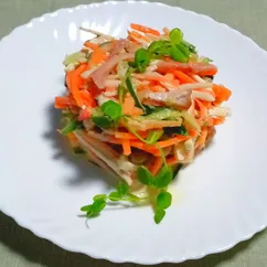 🥗 Салат с копчёной курицей, крабовыми палочками и огурцом