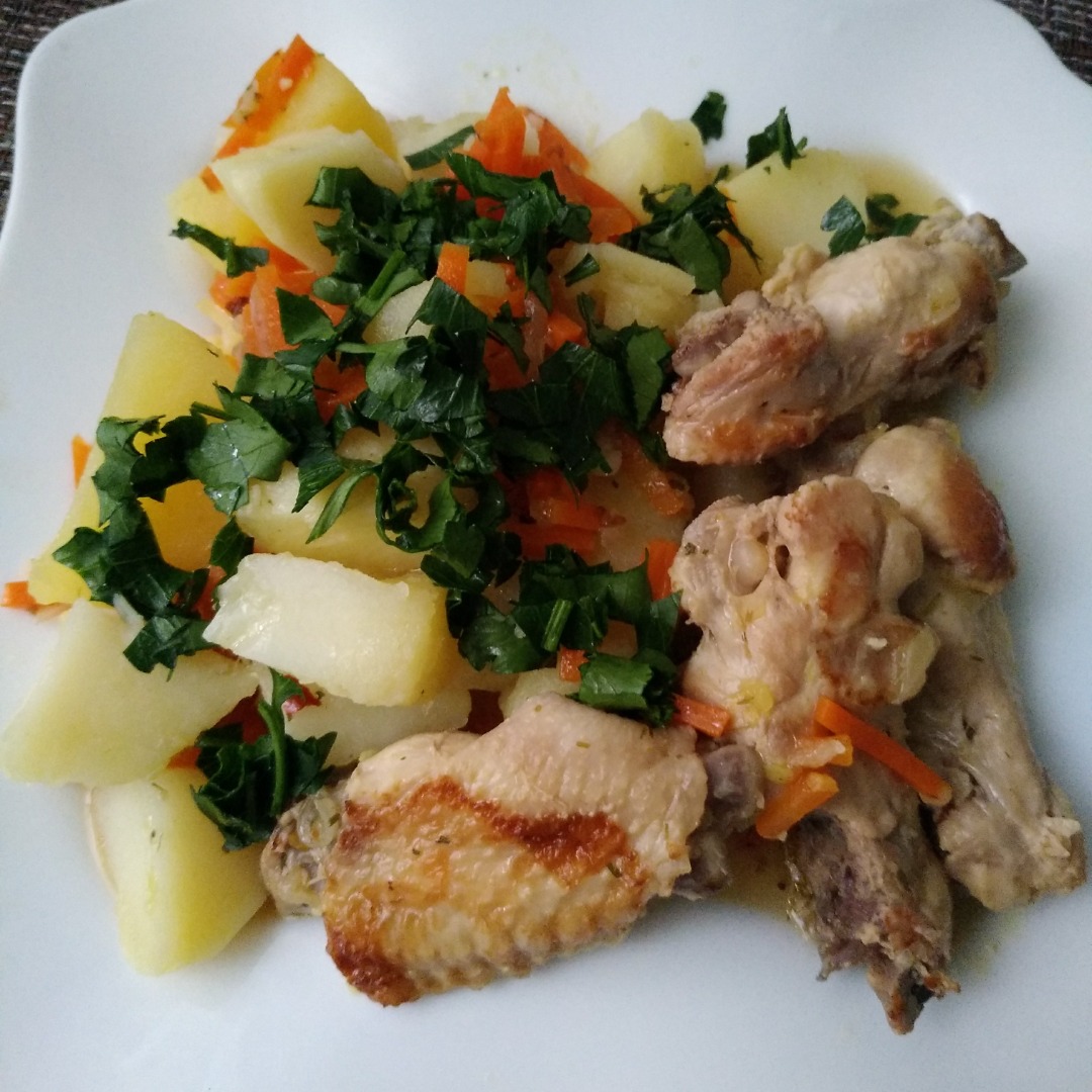 Картофель тушеный с куриными крылышками и капустой