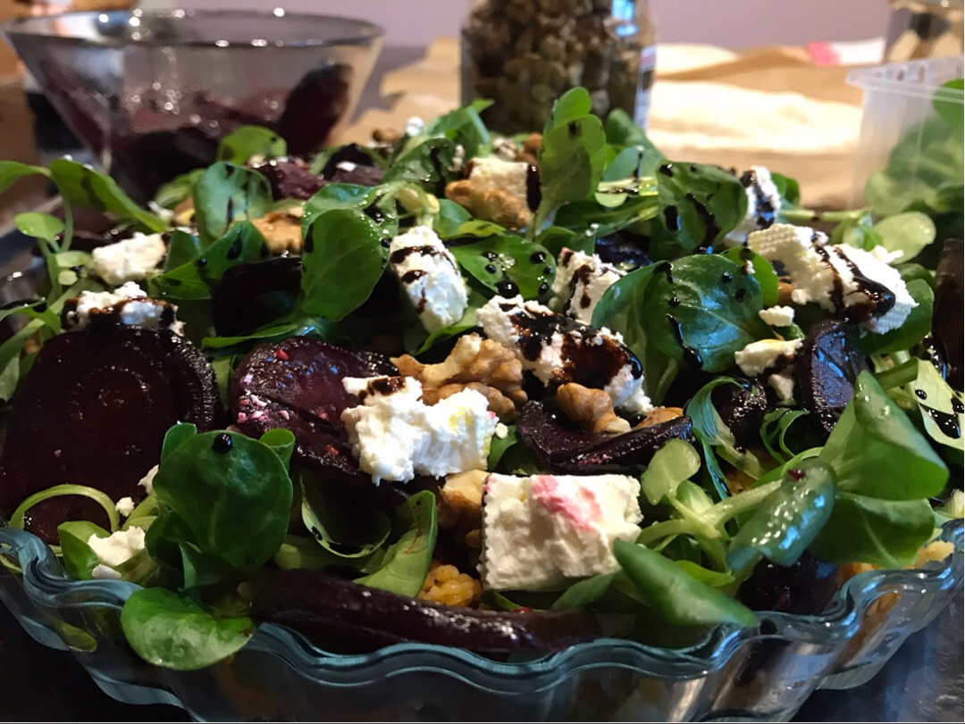Зелёный фельдсалат с карамелизированной свеклой, козьим сыром и грецкими орехами