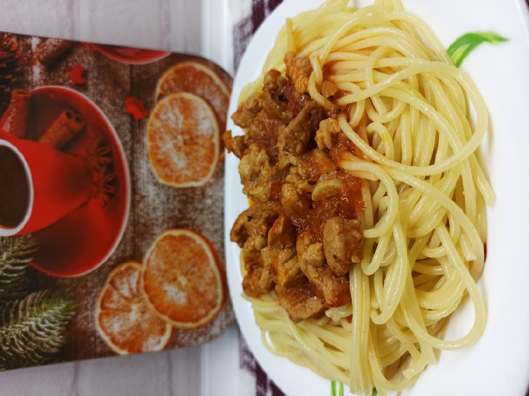 Спагетти со свининой в томатном соусе — рецепты | Дзен