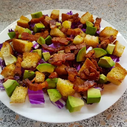 Тёплый салат с беконом и авокадо