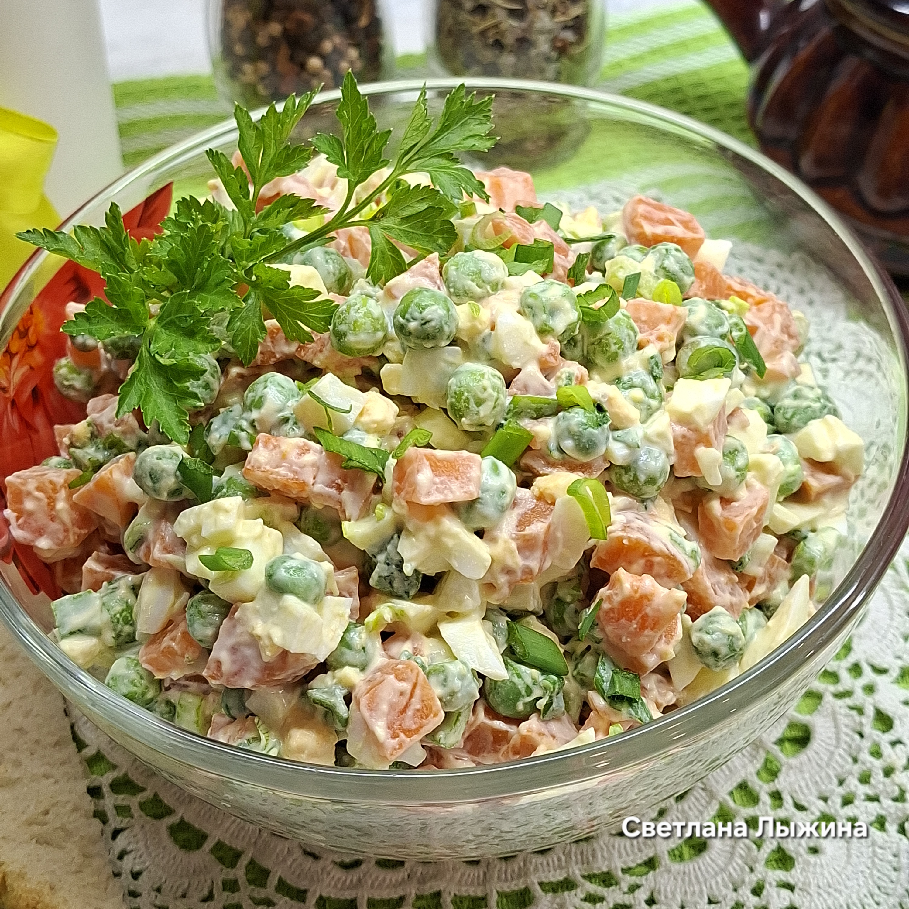 Салат из моркови, яиц и зелёного горошка