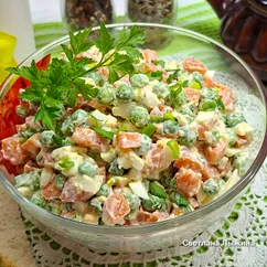 Салат из моркови, яиц и зелёного горошка