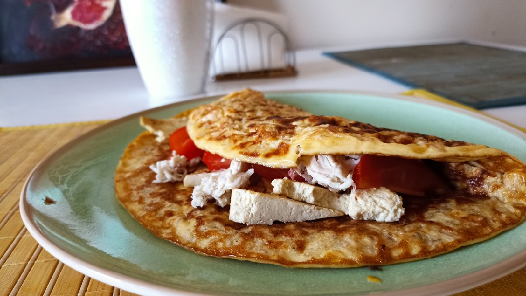 Овсяноблин с тофу, курицей и помидорами