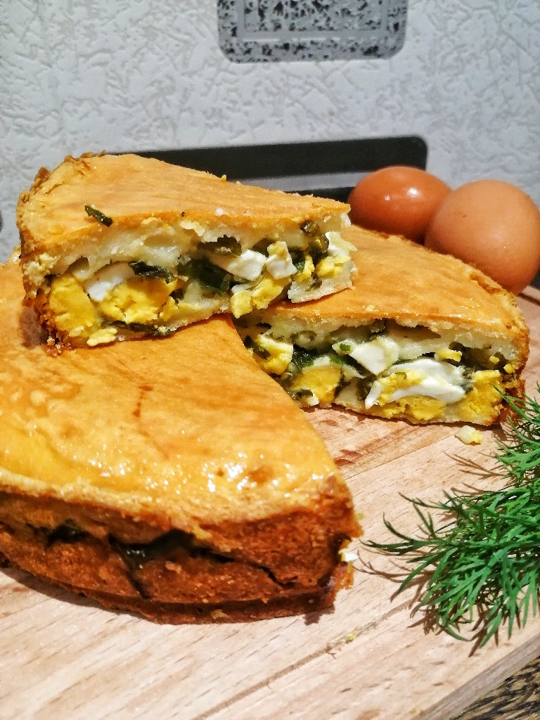 Заливной пирог с зелёным луком и яйцом