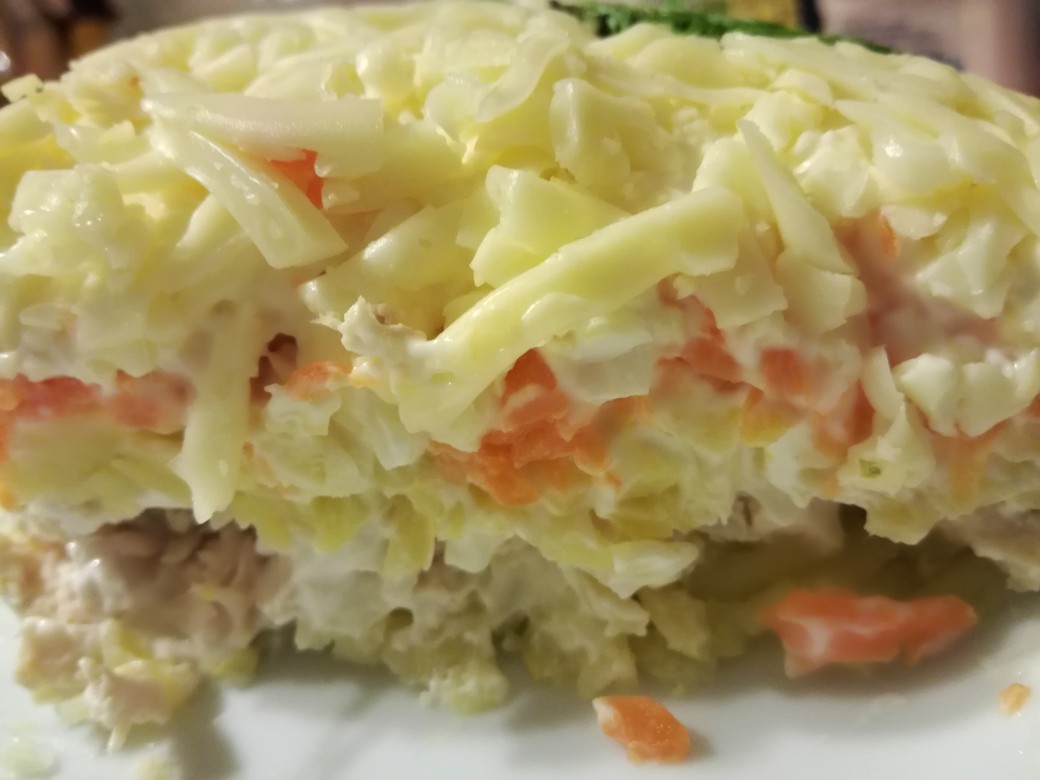Салат "Мимоза" с курицей и сыром