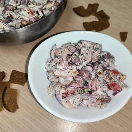 Салат с копчёной курицей и фасолью