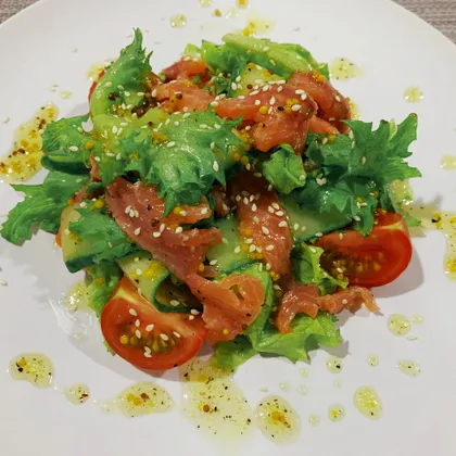 Салат с красной рыбой и горчично- медовым соусом