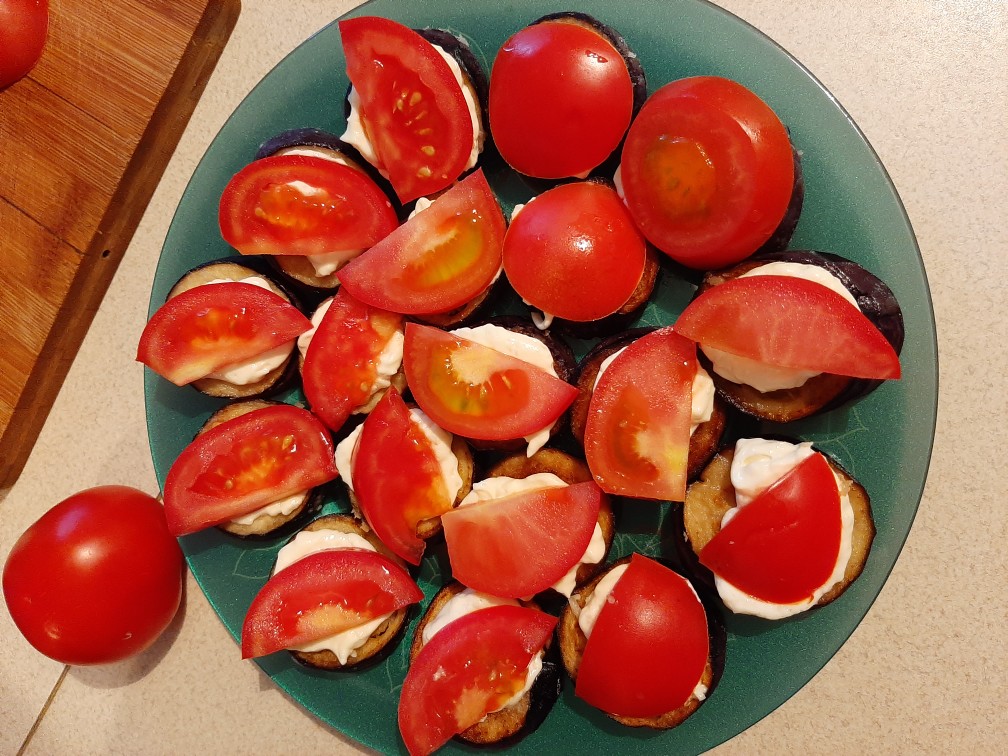 Жареные баклажаны с чесноком и помидорами 🍆🍅🧄
