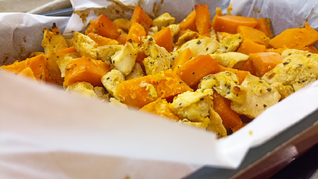 Мясо индейки, запечённое с тыквой в медово-чесночном соусе