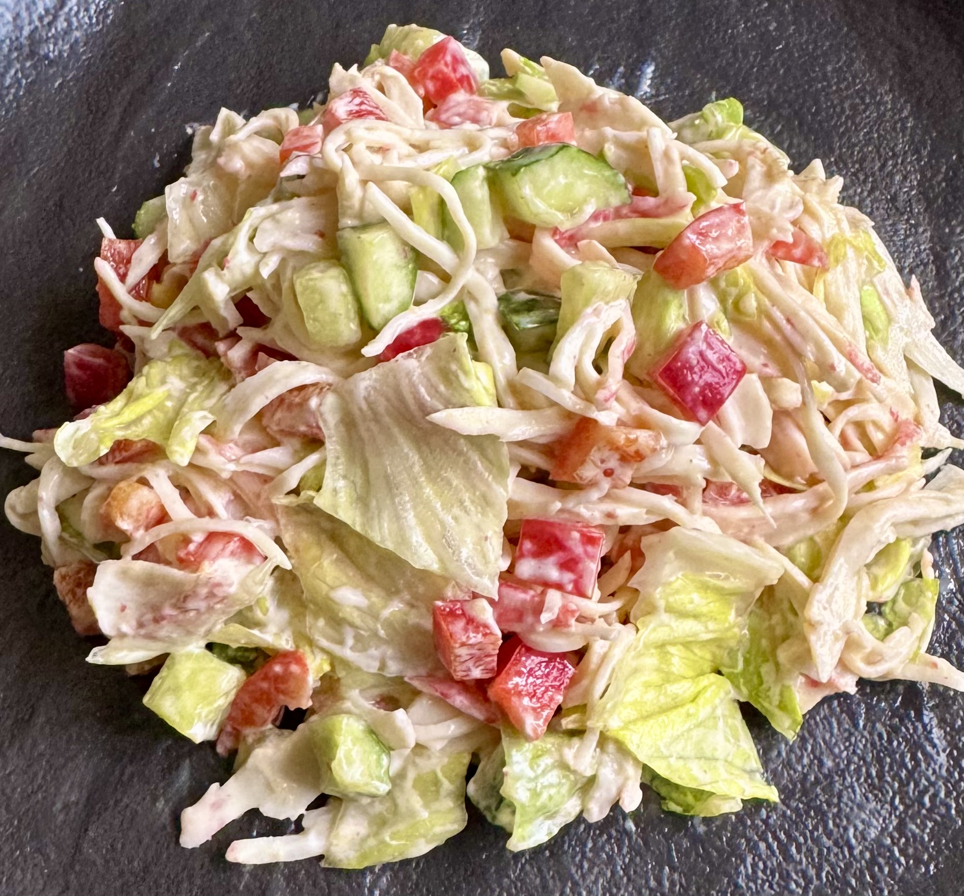 Пикантный салат с крабовыми палочками 