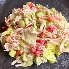 Пикантный салат с крабовыми палочками