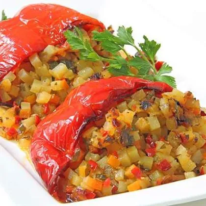 Перцы, фаршированные картошкой с овощами