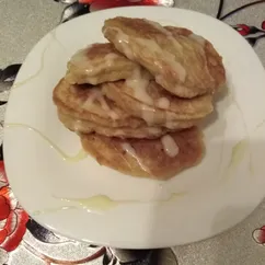 Оладушки на ряженке с яблоками 🤩🍎🥞