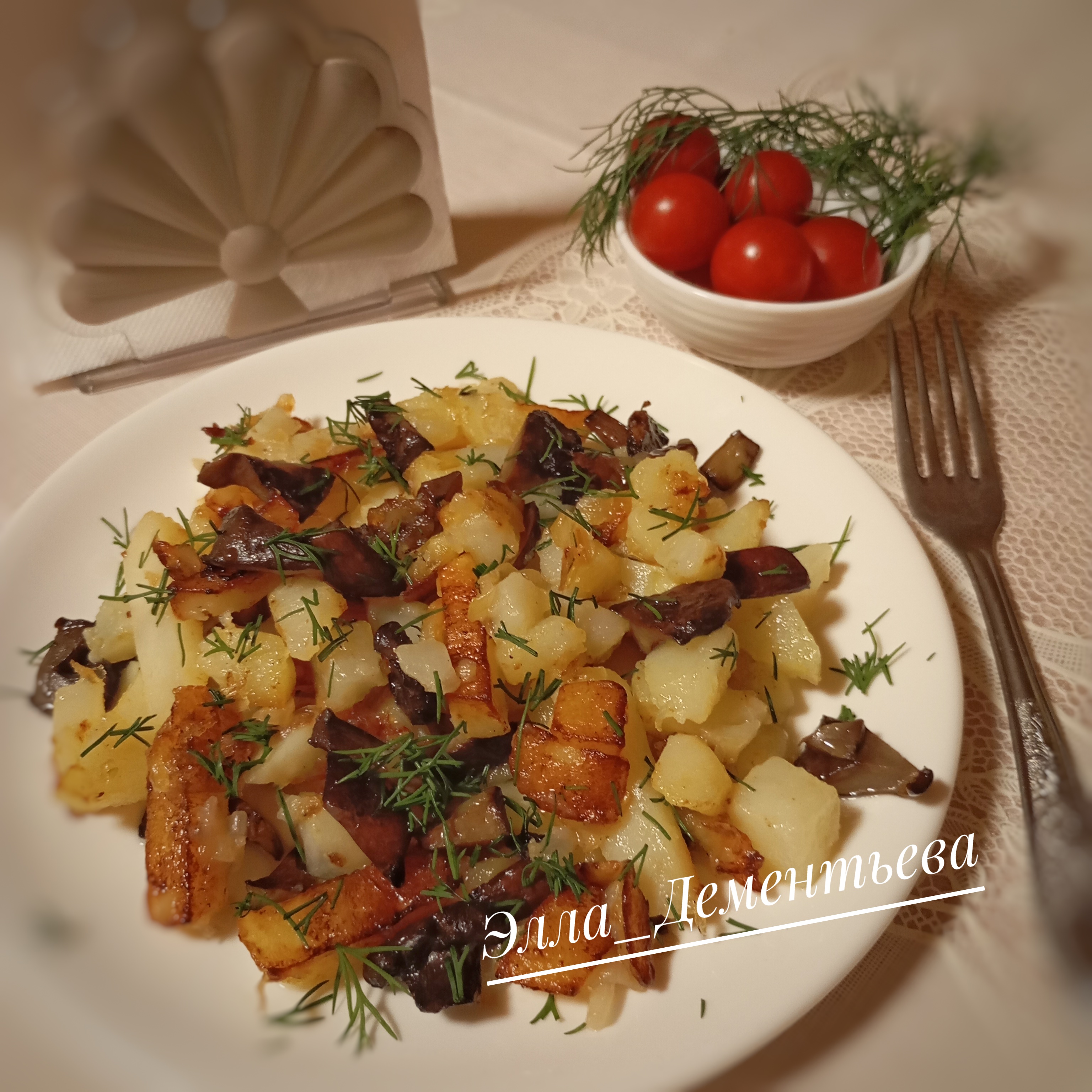 Жареная картошка с луком и лесными грибами на сковороде
