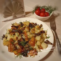 Жареная картошка с луком и лесными грибами на сковороде