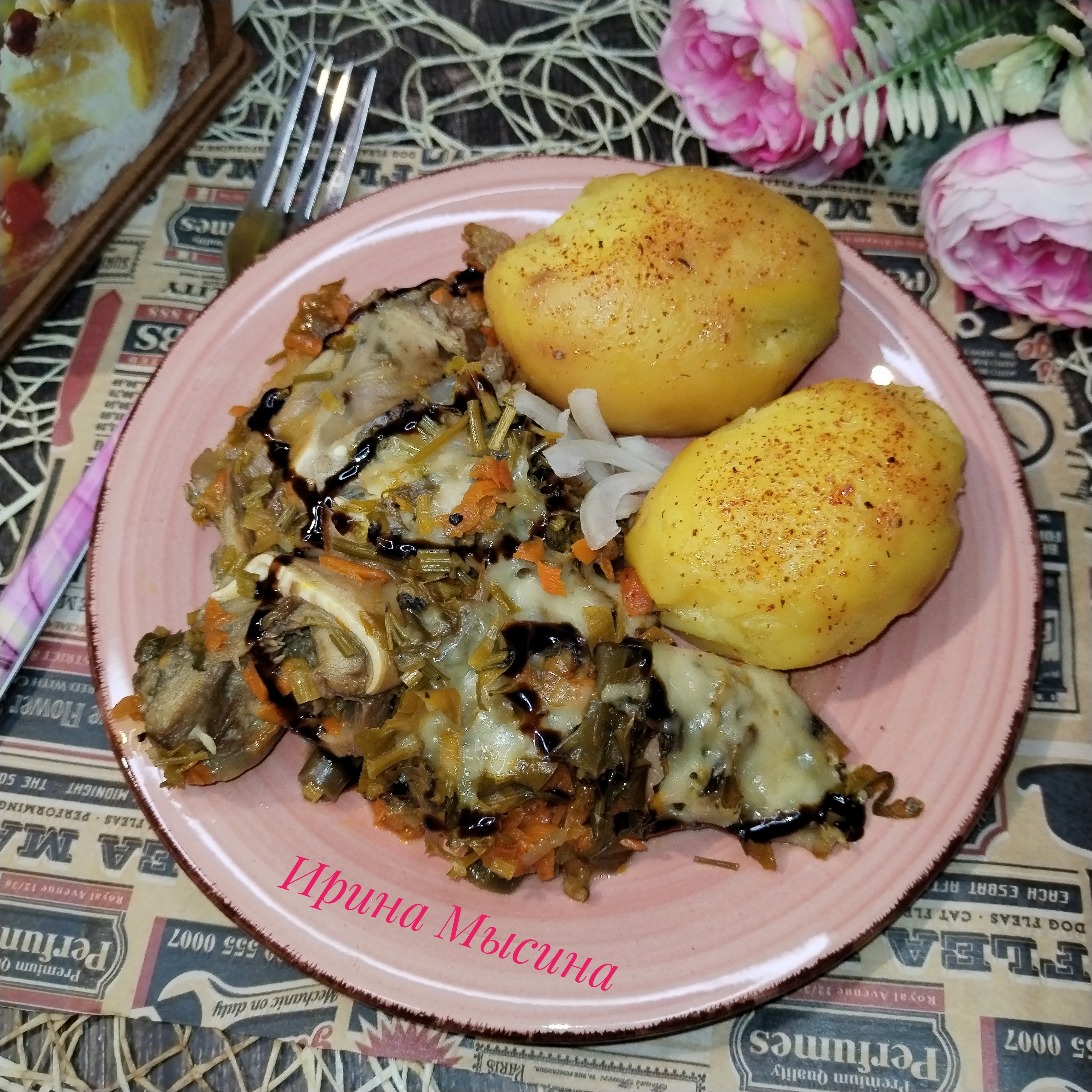 Свиные калтыки с овощами и грибами под сырной шапочкой  