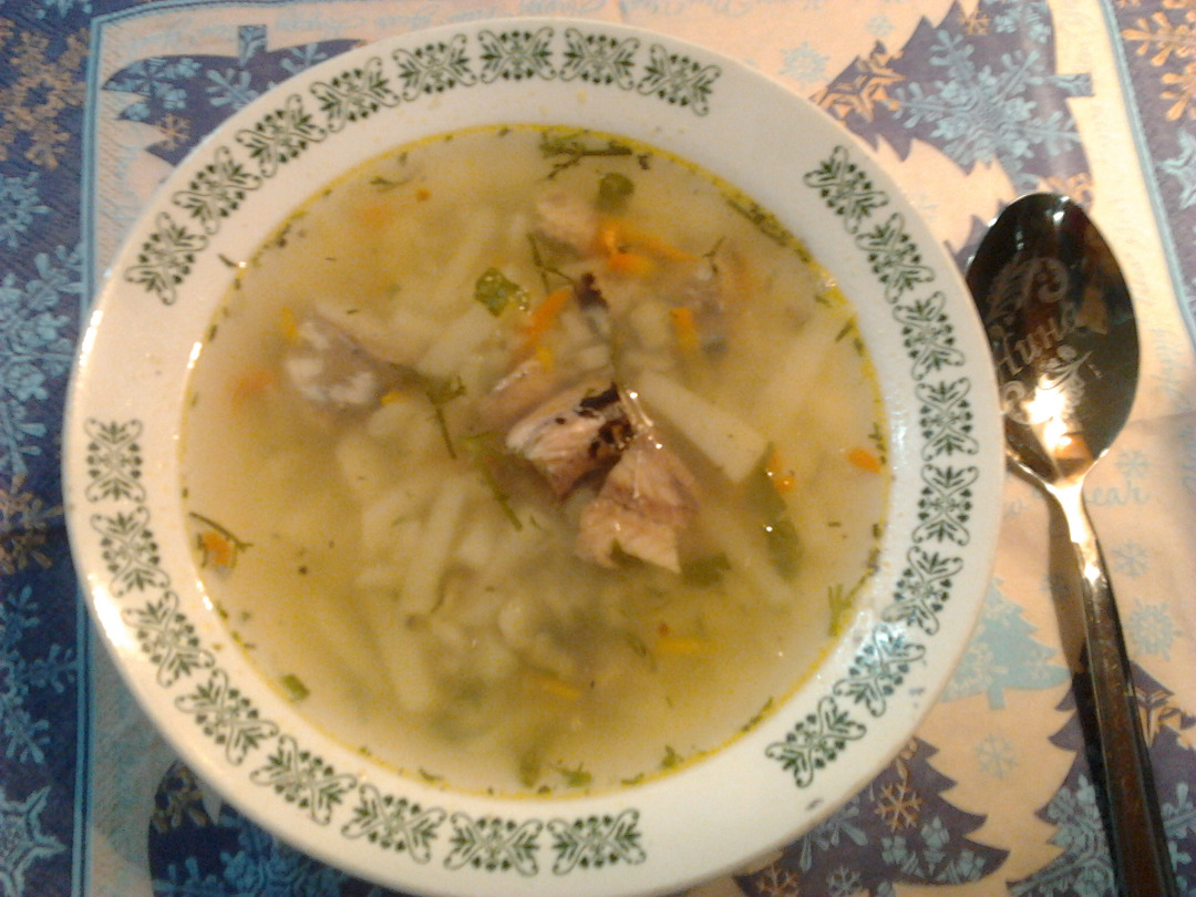 Суп из рыбных консервов с рисом и брокколи