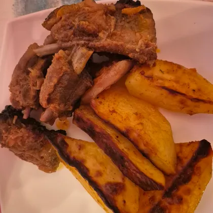 Рёбра кабана с картошкой