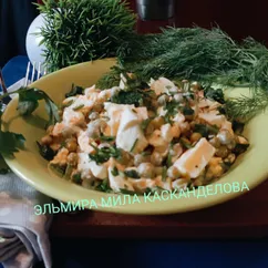 Салат из сыра, зелёного горошка и яиц