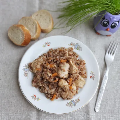 Гречка с овощами и курицей на сковороде