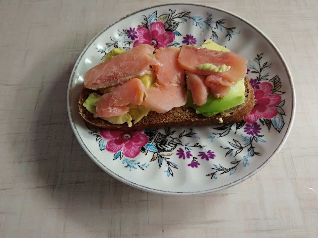 Бутерброд с авокадо и форелью